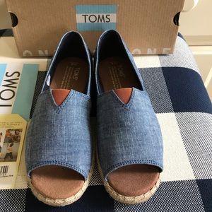 Toms open toe slip on size5